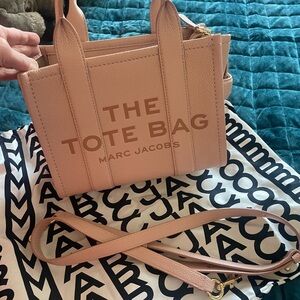 Marc Jacobs Rose Pink Tote Bag with Structured Design and Versatile Strap